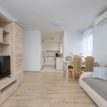 Beautiful With A Spacious Balcony In By Renters *