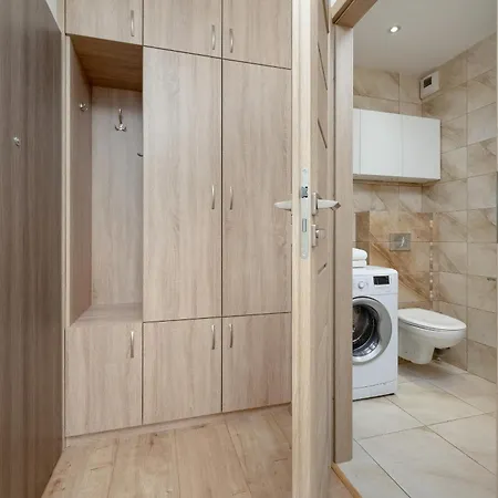 Beautiful With A Spacious Balcony In By Renters アパート