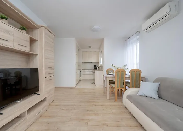 Beautiful With A Spacious Balcony In By Renters *